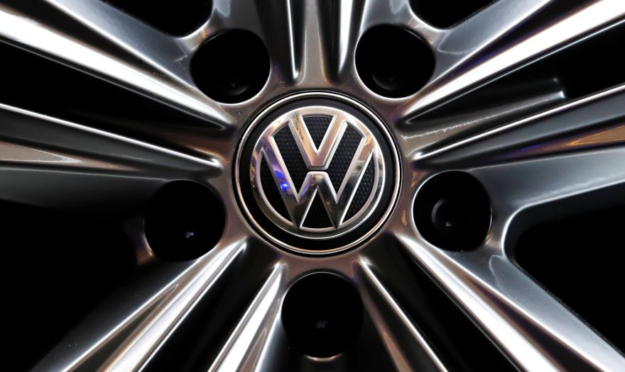 Η Tesla ωθεί την Volkswagen να «τρέξει» την παραγωγή ηλεκτρικών οχημάτων 