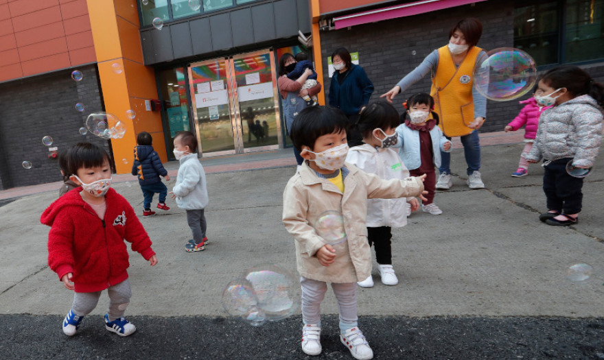 Η καθημερινότητα στη Νότια Κορέα μετά τον κορωνοϊό -Ευέλικτη εργασία και σύντομα γεύματα σε εστιατόρια
