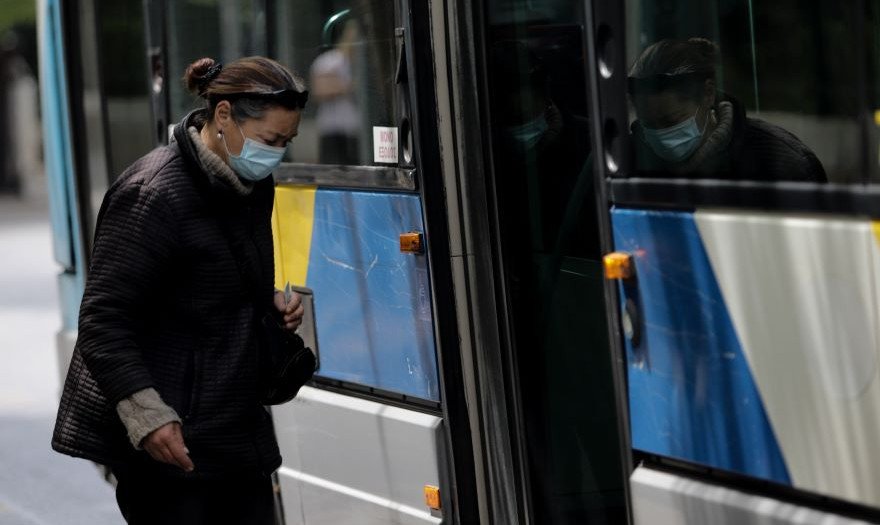 Τέλος, από σήμερα, στην υποχρέωση χρήσης μάσκας στα ΜΜΜ - Τι ισχύει στις δομές υγείας