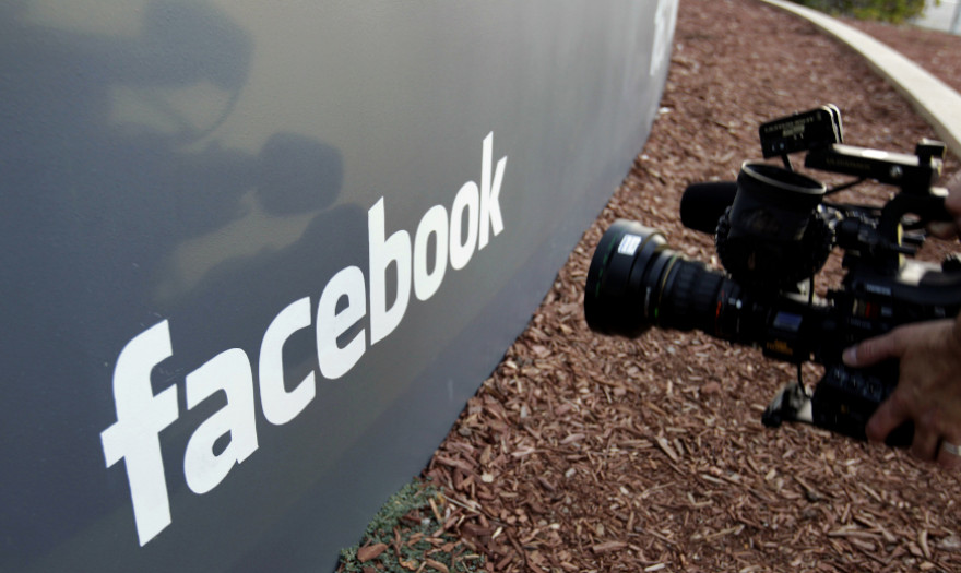 Το Facebook ζητάει από τους υπαλλήλους του να κάνουν την αναμνηστική δόση
