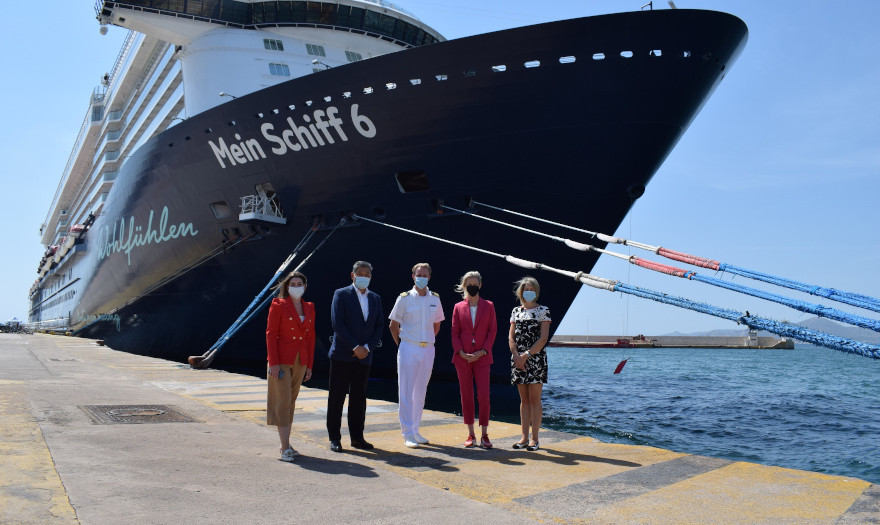Το εντυπωσιακό «Mein Schiff 6» στο λιμάνι του Πειραιά