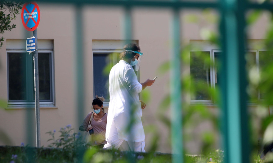 «Συναγερμός» για τις επιθέσεις αρνητών κατά γιατρών και εκπαιδευτικών