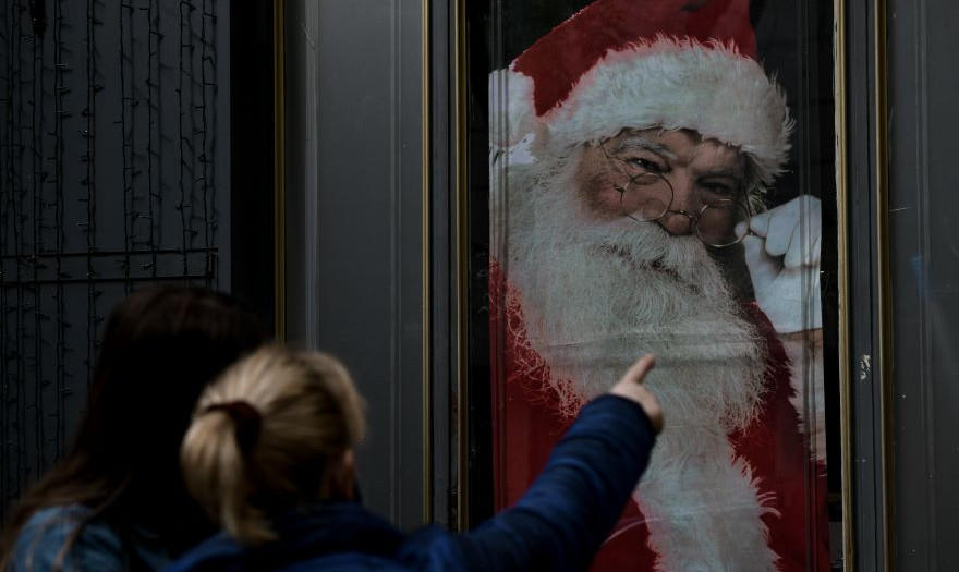 Χριστούγεννα: Λιγότερη δουλειά θα έχει ο Άι Βασίλης... Οι γονείς δυσκολεύονται να αγοράσουν παιχνίδια
