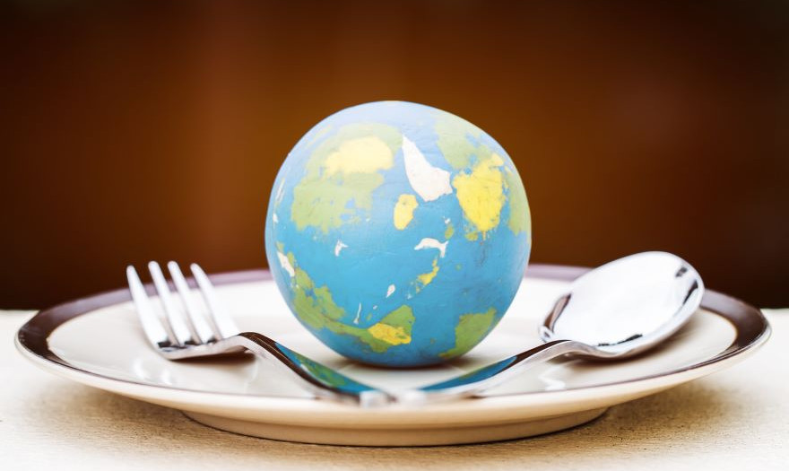 Σχεδόν ο μισός πληθυσμός παγκοσμίως τρώει είτε πάρα πολύ είτε πολύ λίγο