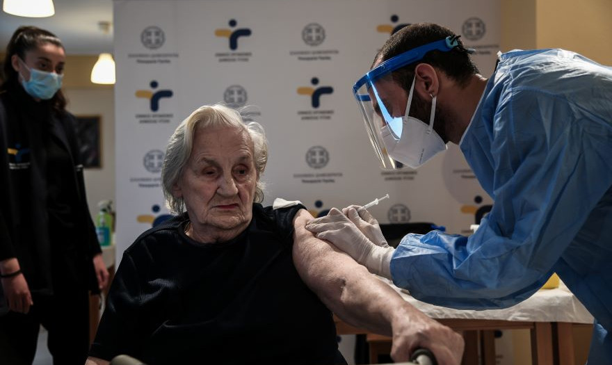 Ξεκίνησε ο εμβολιασμός στις Μονάδες Φροντίδας Ηλικιωμένων | Economistas.gr