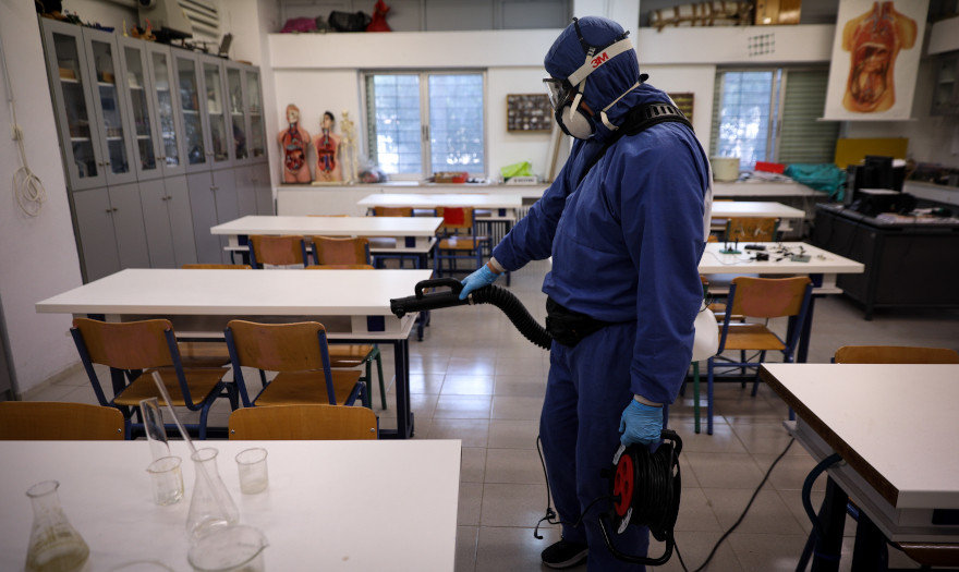 «Αν δεν εμβολιαστούν τα παιδιά, τα σχολεία θα κλείσουν τα Χριστούγεννα»