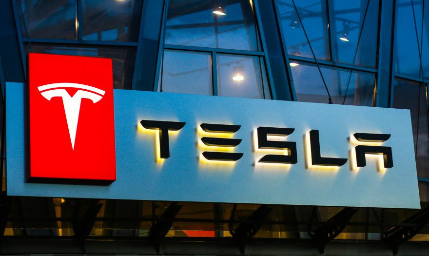 Tesla: Συνεχίζεται το «ξεπούλημα» μετοχών από τον Μασκ
