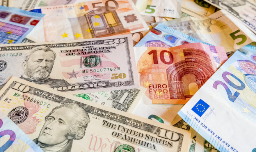 Συνάλλαγμα: Το ευρώ ενισχύεται 0,03%, στα 1,0590 δολάρια