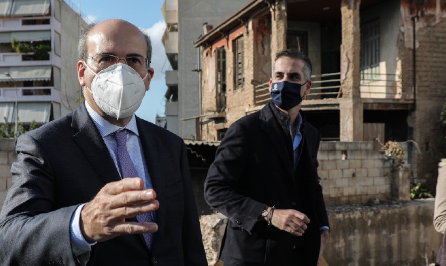 Ξεκίνησε σήμερα η παράδοση των πρώτων εργατικών κατοικιών στην Ελευσίνα, παρουσία του Κωστή Χατζηδάκη