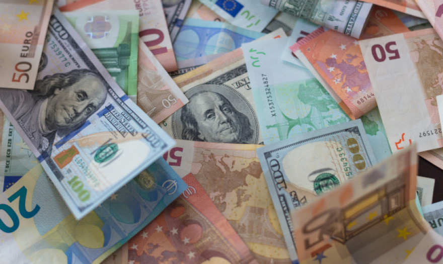 Συνάλλαγμα: Το ευρώ υποχωρεί οριακά 0,05%, στα 1,0555 δολάρια