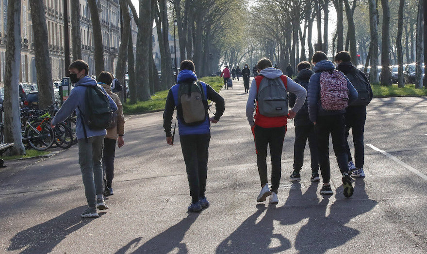 Γαλλία: Επιστροφή στις τάξεις για τους μαθητές γυμνασίου και λυκείου