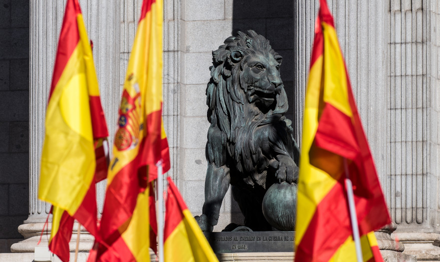 Ισπανία: Η Μαδρίτη θα επιβάλει προσωρινούς φόρους σε τράπεζες, εταιρίες ενέργειας