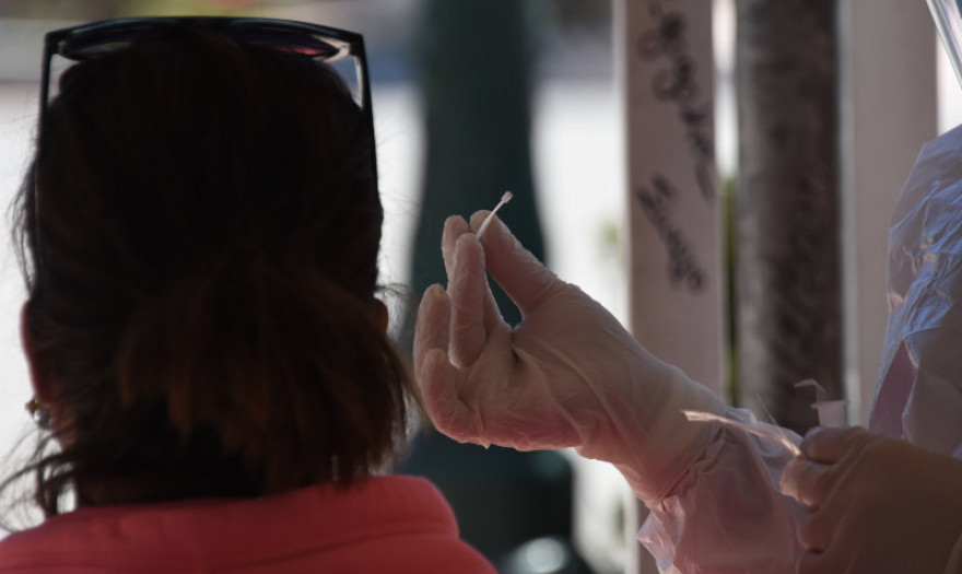 Στα 5000 ευρώ το πρόστιμο για όσους δεν τηρούν το πλαφόν για τα PCR και Rapid Tests