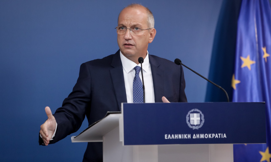 Οικονόμου: Οι ρυθμίσεις και οι αποφάσεις της κυβέρνησης είναι πλήρως συμβατές με το Σύνταγμα