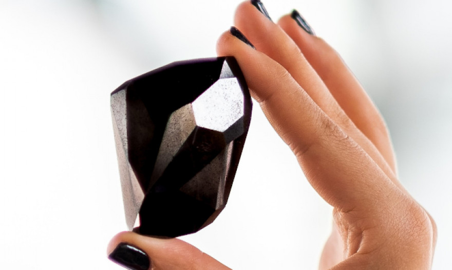 Μαύρο διαμάντι δισεκατομμυρίων ετών πουλήθηκε για 4,3 εκατ. δολάρια