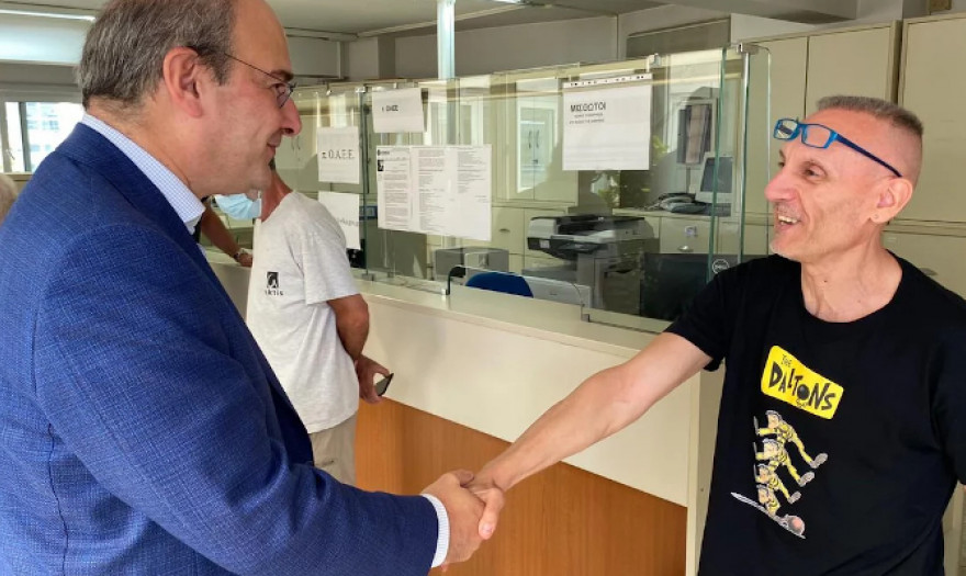 Aιφνιδιαστική επίσκεψη Χατζηδάκη στον ΕΦΚΑ Αμαρουσίου: Η πρόοδος είναι ορατή, αλλά δεν χωράει εφησυχασμός