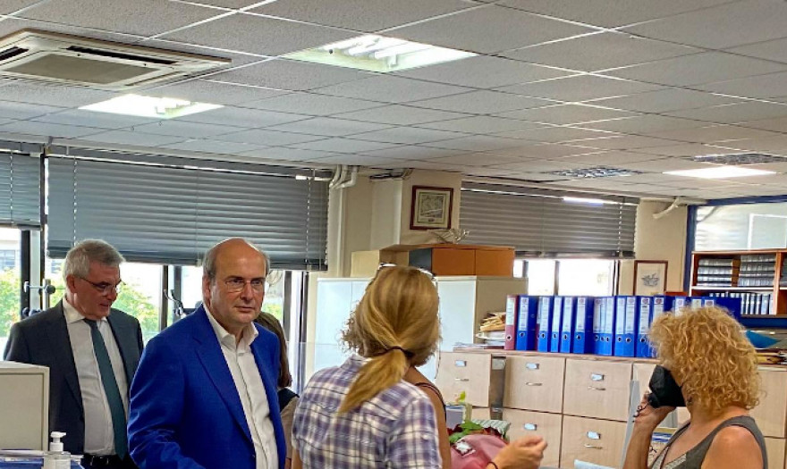 Απροειδοποίητη επίσκεψη του Χατζηδάκη στον ΕΦΚΑ Νεάπολης: «Οι πολίτες είναι ικανοποιημένοι, αλλά εμείς όχι»	