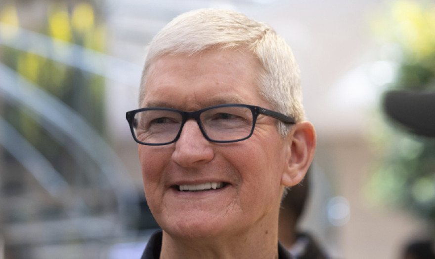Ο Τιμ Κουκ λέει ότι η Apple δεν σκέφτεται ακόμα «μαζικές απολύσεις»