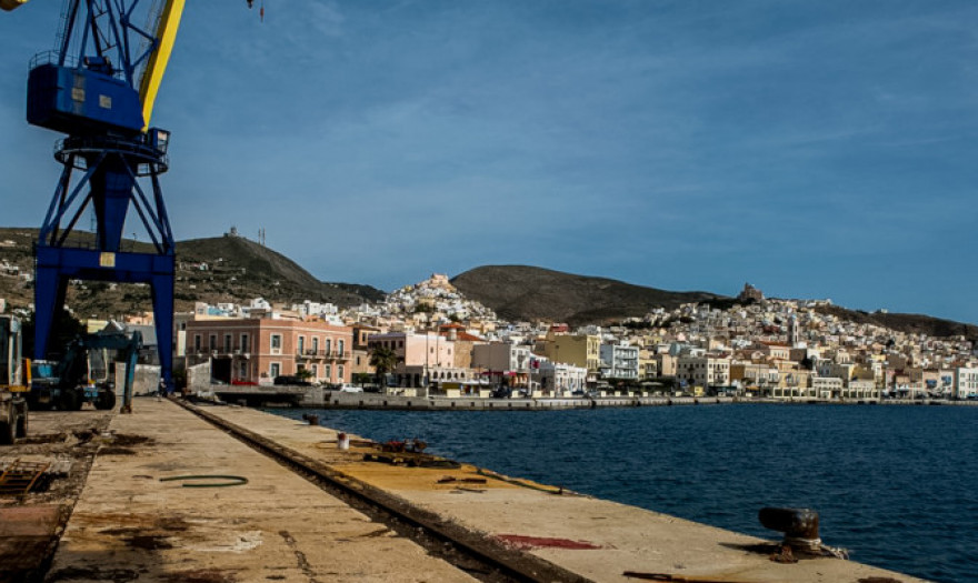 Η ΟΝΕΧ απομακρύνει πετρελαιοειδη απόβλητα από την δεξαμενή του Νεωρίου στη Σύρο