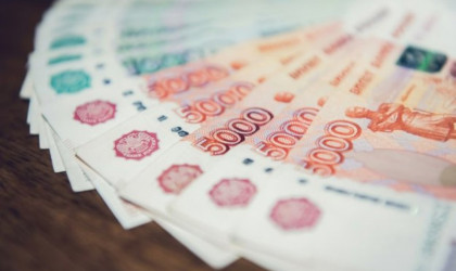 Σε νέο ιστορικά χαμηλό επίπεδο υποχωρεί το ρούβλι