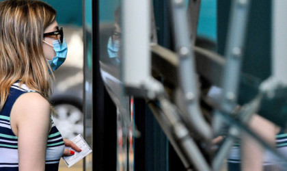 Ερευνα: Πόσο προστατεύει η διπλή μάσκα -Χειρουργική με υφασμάτινη