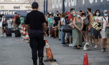 Αυξημένη κίνηση στο λιμάνι του Πειραιά, εντατικοί έλεγχοι για μάσκες