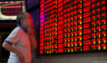 Σε βαθύ «κόκκινο» τα χρηματιστήρια
