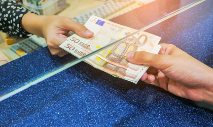 Τράπεζες: Αύξησαν τα επιτόκια χορηγήσεων και πάγωσαν των καταθέσεων