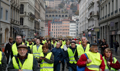 Γαλλία: Η οργή «φοράει» κίτρινα γιλέκα