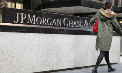 «Κουρεύει» τους στόχους για τις ελληνικές τράπεζες η JP Morgan