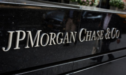 JP Morgan: Αναβαθμίζει Alpha Bank και Πειραιώς 
