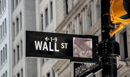 Στο «βαθύ κόκκινο» η Wall Street - Απώλειες άνω του 2% 