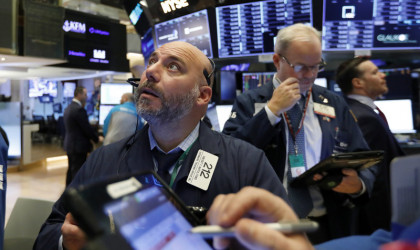Σε όρια bear market οι δείκτες της Wall Street