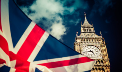 Νέοι φόβοι για το Brexit - Πέφτει ξανά η στερλίνα
