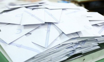 Διψήφια παραμένει η διαφορά της ΝΔ από το ΣΥΡΙΖΑ