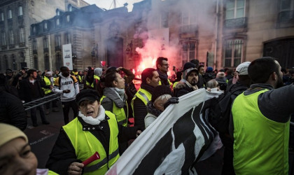Εκτός τροχιάς ανάπτυξης βγάζουν τα «Γιλέκα» τη Γαλλία