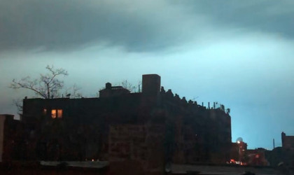 Ισχυρή έκρηξη πλημμύρισε με απόκοσμο μπλε φως τη Νέα Υόρκη