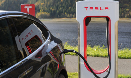 Η Tesla ακριβαίνει τα αυτοκίνητά της