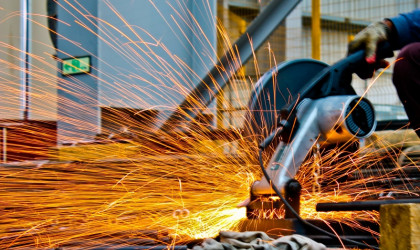 Πώς θίγεται ανεπανόρθωτα η ανταγωνιστικότητα της ελληνικής βιομηχανίας