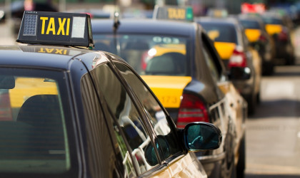 Η μάχη Uber και ταξιτζήδων «πνίγει» τη Βαρκελώνη