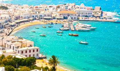 Νέα περιοριστικά μέτρα σε Μύκονο και Σαντορίνη