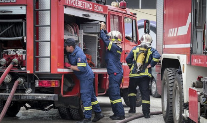Φωτιά στα Μέγαρα: Κοντά σε κατοικημένη περιοχή στην Αγ. Τριάδα