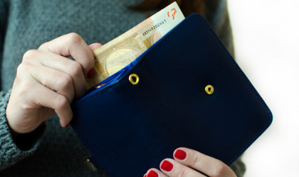Δρομολογείται αύξηση 8% στον βασικό μισθό