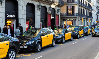 «Κομφούζιο» στη Βαρκελώνη από την απεργία των ταξί