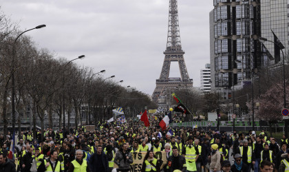 Έξι στους δέκα Γάλλους δεν θέλουν τα «κίτρινα γιλέκα»