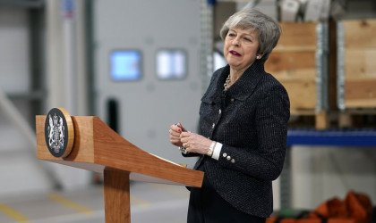 Νέα αναβολή του Brexit θα ζητήσει η Μέι