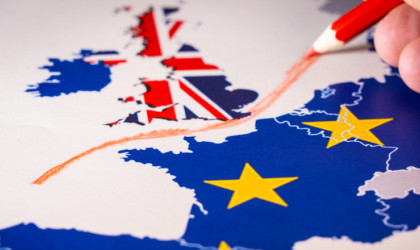Το Brexit συνεχίζει να βυθίζει την στερλίνα