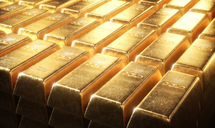 Την ώρα που οι μετοχές και το Bitcoin πέφτουν, ο χρυσός παραμένει σταθερός