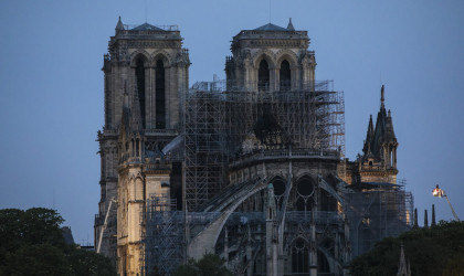 Γάλλοι μεγιστάνες δίνουν 300 εκατ. για την Παναγία των Παρισίων