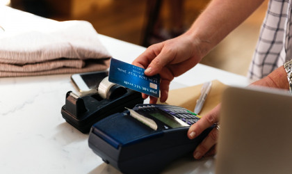 Περισσότερες χρεωστικές κάρτες φέτος, αλλά λιγότερες συναλλαγές